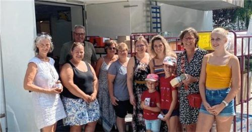 von links:

Kamysek Annemarie, Estner Therese, Merklein Uwe, Kynast-Obinger Gaby, Huber Jeannine, Birner Ceta, Weihnacht Tatiana, Schuster Sigrun und Kinder

Foto Christliche Frauenbewegung.