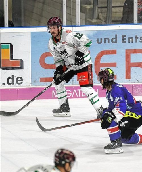 Vor Starbulls-Rückkehrer C.J. Stretch geht Deggendorfs Silvan Heiß in die Knie.Foto Roland Rappel
