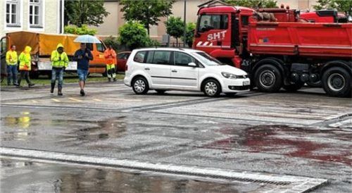 Warten auf die Fräse. Eigentlich sollte der Asphalt im Hof der Feuerwache am Montag abgefräst werden.