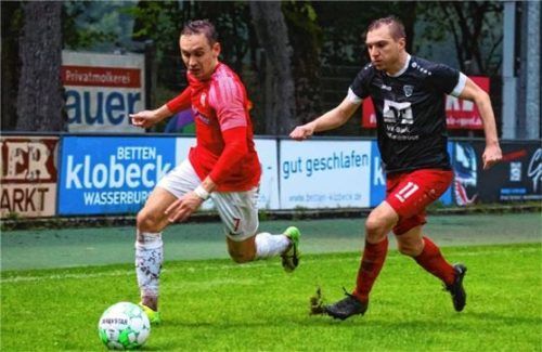 Wasserburgs Michael Neumeier zieht hier an seinem Gegenspieler vorbei.Foto mb.presse – Butzhammer