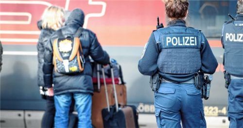 Wegen des Mitführens verdächtiger Substanzen nahm die Polizei einen Slowenen in Bad Endorf in Haft. Foto dpa/Symbolbild