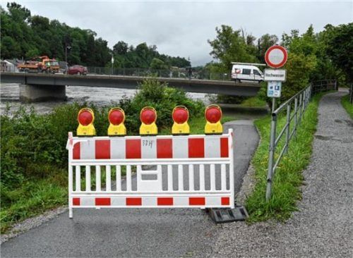 Wegen des Pegelanstiegs an Inn und Mangfall sind die dortigen Fahrradunterführungen im Rosenheimer Stadtgebiet gesperrt worden.Foto Schlecker