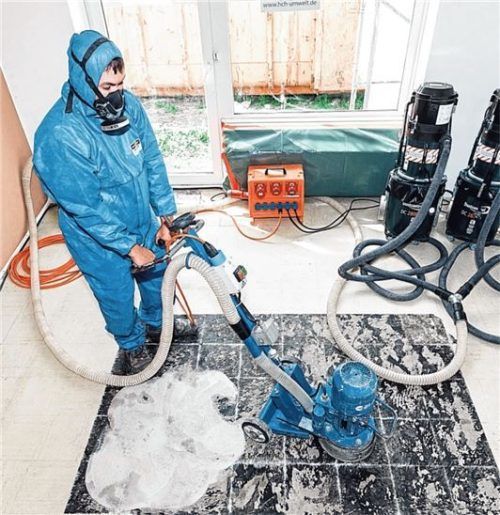 Wenn klar ist, dass es sich um Asbest handelt, sollte sich eine spezialisierte Fachfirma um die Beseitigung kümmern. Foto Markus Scholz/dpa