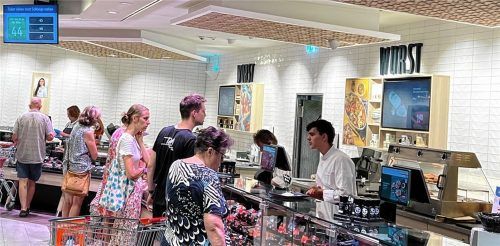Wie auf manchen Ämtern müssen die Kunden an der Frischetheke jetzt ein Ticket ziehen und sehen am Bildschirm (links oben), wann sie an der Reihe sind. Dieses Warteschlangenmanagement verhindert Streits und ermöglicht den Verkäufern, sich auf den Kunden zu konzentrieren. Fotos Gerlach