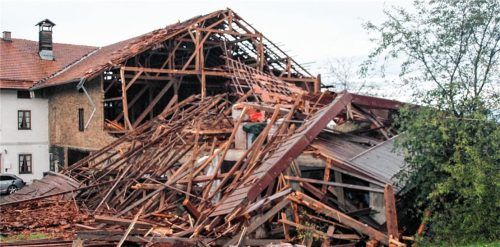 Wie ein Kartenhaus fiel diese Scheune im Endorfer Ortsteil Hofham bei dem Sturm am Samstag in sich zusammen. Foto Reisner