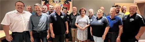 Wollen für die Stocksport-EM in Waldkraiburg an einem Strang ziehen: DESV-Präsident Christian Obermeier, Franz Kohlschmid, Herbert Lechner von den Stadtwerken, DESV-Sportdirektor Christian Rimsl, die beiden Kreis-Vorsitzenden Klaus Meisl und Alex Sterr, Rita Bollner, Waldkraiburgs Bürgermeister Robert Pötzsch, Altöttings stellvertretende Landrätin Ingrid Heckner, Erna Baumgarten, Andrea Zahner, Matthias Hochreiter, Josef Wimmer, Robert Thurner, Harald Eder und Stefan Meyer (von links).Foto Albert Kamhuber