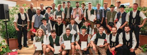 Zeigen stolz ihre Gesellenbriefe: 43 Nachwuchs-Zimmerer freuen sich auf ihre berufliche Zukunft.Foto Mertl