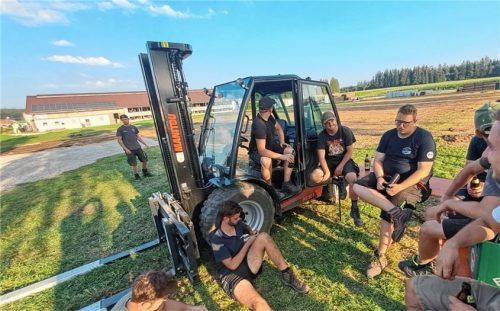 Ziemlich erledigt, aber glücklich, dass alles gut verlaufen ist, zogen die Burschen die letzten Arbeiten beim Abbau durch.