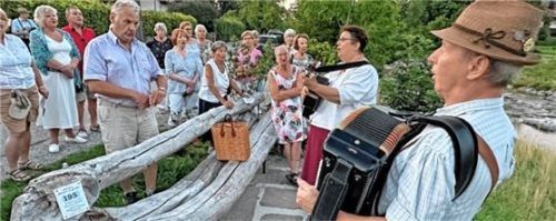 Zuhörer können zu bekannten Volksliedern und Jodlern mitsingen. Foto H.Reiter