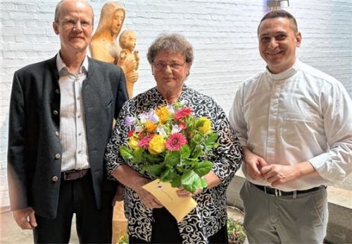 Zum Abschied übergaben Kirchenpfleger Franz Huber (links) und der Pfarrer Fabian Orsetti einen Blumenstrauß an die ehemalige Mesnerin Erna Loferer. Foto re