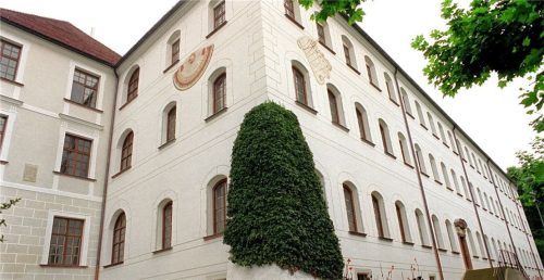 Zum Festakt auf Herrenchiemsee hat sich auch die „Letzte Generation“ angemeldet. Im Augustiner Chorherrenstift ist vor 75 Jahren der Grundstein für das spätere Grundgesetz gelegt worden. Foto dpa/Baumeister