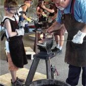 Schmiede zeigen Kindern Handwerk