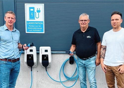 Zur Arbeit fahren, parken, E-Auto laden und entspannt arbeiten, das geht jetzt bei Medi Kabel in Waldkraiburg. Die Geschäftsführer Markus Kep und Hans Zacherl sowie Michael Pikulski von den Stadtwerken (von links) freuen sich über die Installation von insgesamt sechs Wallboxen. Foto re