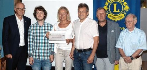 Zur symbolischen Scheckübergabe kamen: (von links) Dr. Walter Müller, Präsident des Lions Clubs Bad Aibling, Peter Schiffmann, Gabi Böning und Sebastian Daxeder von „Kolbermoorer helfen“ sowie Erwin Kühnel, Vorsitzender des Hilfswerks, und Michael Maier, Vizepräsident des Lions Clubs.Foto re