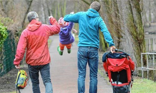 Zwei Väter, ein Kind: CSU-Politiker Martin Stigloher hatte jüngst das Adoptionsrecht für Homosexuelle infrage gestellt. Später hatte er sich für seine Aussagen entschuldigt.Foto dpa