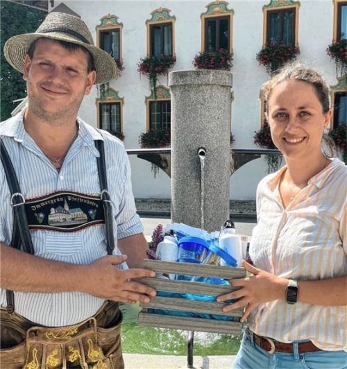 Zweiter Bürgermeister Andreas Rausch aus Schechen erhält von Katrin Posch, der Geschäftsstellenleiterin der Gesundheitsregion plus, Trinkbecher für die Bürger in der Gemeinde überreicht.Foto Landratsamt Rosenheim