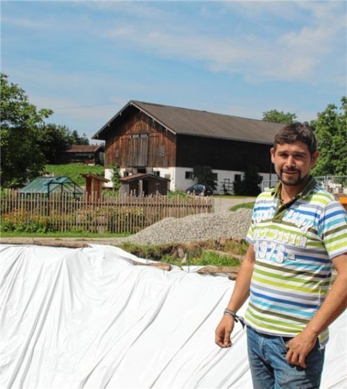 Zweiter Bürgermeister Hans Plank vor der Baugrube.