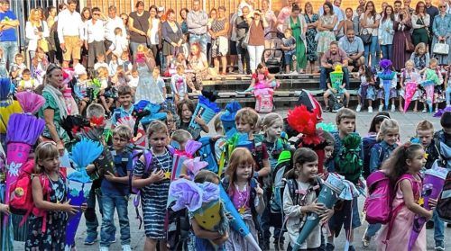 176 Kolbermoorer Familien feierten gestern Schulanfang. An der Adolf-Rasp-Schule (Foto) wurden 83 Kinder eingeschult, an der Mangfallschule 93. Foto Gerlach
