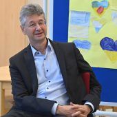 Der Schulminister als Buchautor