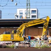 Bagger legt Bahn komplett lahm