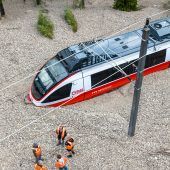 Mure verschluckt Regionalzug