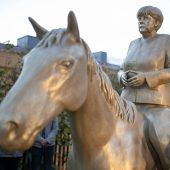 Merkel-Statue stürzt – nach nur zwei Jahren