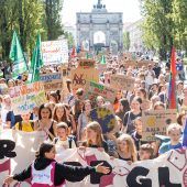 Tausende protestieren gegen Klimapolitik