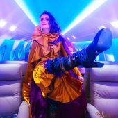 Mit der Fernbedienung Schicksal spielen