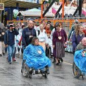 Mit Karl Valentin und wetterfesten Regenponchos