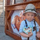 Wiesn-Familientag mit fröhlichen Nachwuchspilotinnen, Jägern und Lausbuam