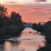 Morgenrot  färbt Mangfall ein