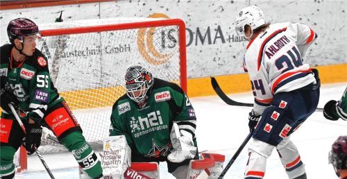 Endstation Pöpperle: Der Torwart-Routinier brachte die Stürmer der Kassel Huskies (rechts Alec Ahlroth) zur Verzweiflung; links Verteidiger Tobias Beck.Foto Hans-Jürgen Ziegler