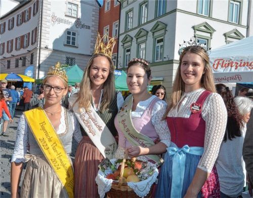 „Adelige“ Prominenz: (von links) Bayerns Vize-Honigkönigin Laura Mache, Wollkönigin Janine Staudacher, Bad Feilnbachs Apfelkönigin Regine Weinzierl und Philomena Mögele – Bayerns Milchprinzessin waren zu Besuch.