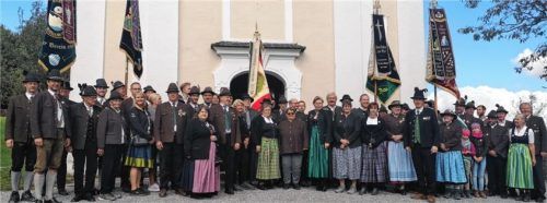 Alle zwei Jahre begeben sich die Mitglieder des Schützengaus Rosenheim auf eine gemeinsame Wallfahrt. Heuer führte sie der Weg zur Wallfahrtskirche Maria Hilf und St. Johann Nepomuk auf der Schwarzlack.Foto Steffenhagen
