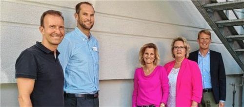 Am künftigen Ort der Babyklappe, etwas abseits vom Haupteingang der Romed-Klinik in Rosenheim, informierten sich (von links) CSU-Stadtrat Florian Ludwig, der Leiter der Klinikinfrastruktur, Josef Bauer, Bundestagsabgeordnete Daniela Ludwig, die Vorsitzende des Fördervereins Kinderklinik Mihaela Hammer und Romed-Geschäftsführer Jens Deerberg-Wittram über den Stand des Projekts. Foto Raab