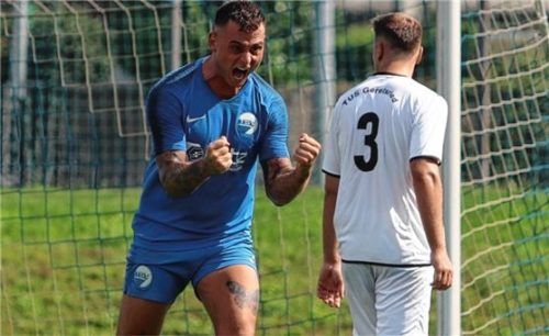 Ampfings Neuzugang Erhan Yazici bejubelt sein Tor zur 1:0-Führung. Foto Rudi Stallein