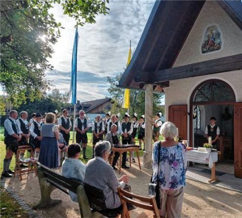 An der Lohholzer Katharinenkapelle waren am Kirchweihtag viele Kolbermoorer Gottesdienstbesucher. Foto Sedlbauer