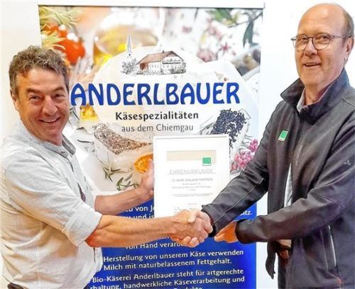 Anderlbauer-Geschäftsführer Johann Huber und Rüdiger Brügmann, Koordination Bio-Milch bei Bioland, bei der Preisverleihung. Foto Rees