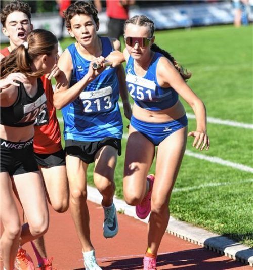 Anita Blersch (rechts) vom TSV Brannenburg siegte mit der Staffel. Foto Claus Habermann