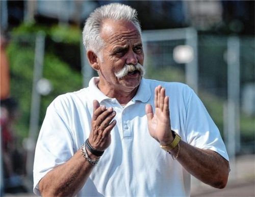 Applaus von Trainer Mike Probst für seine Mannschaft: Der SV Bruckmühl ist in dieser Saison zu Hause weiterhin ungeschlagen. Foto Franz Ruprecht