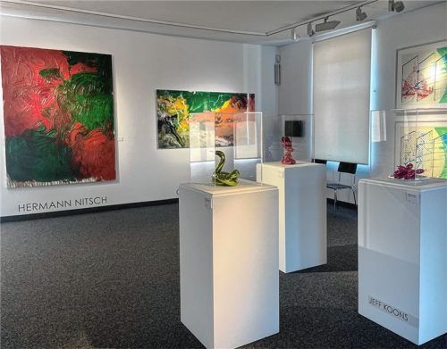 „Art Chiemsee – Kunst am bayerischen Meer“ in der Galerie im Alten Rathaus wartet mit vielen Exponaten der zeitgenössischen internationalen Kunstszene auf: Im zweiten Stock gibt es unter anderem drei Jeff Koons-Objekte aus metallpatiniertem Porzellan zu bewundern. Im Hintergrund sieht man Herman Nitsch‘s „Schüttbild“, bei dem der Künstler mit Pinsel und Händen Acrylfarbe auf Jute auftrug, sowie Gerhard Richters „Flow“.Foto kirchner