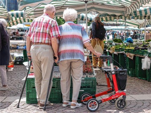 Auch auf dem Wochenmarkt steigen die Lebensmittelpreise. Zwei Senioren schauen beim Einkauf genau hin. Foto dpa