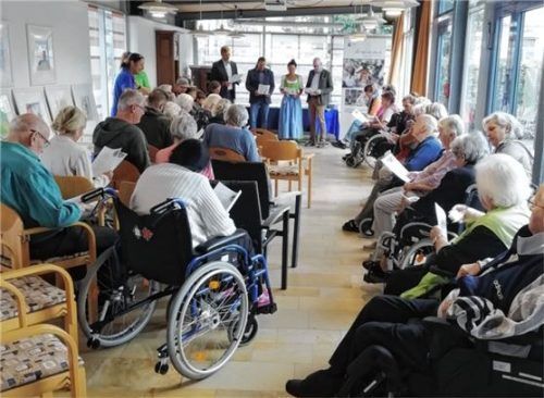 Auch die Bewohner des Seniorenheims besuchten die Eröffnung der Ausstellung „Alle Vögel sind schon da“. Die Bilder sind in der Malgruppe auf dem Vogelbankerl vor der Vogelfutterstation entstanden.Foto Rehberg