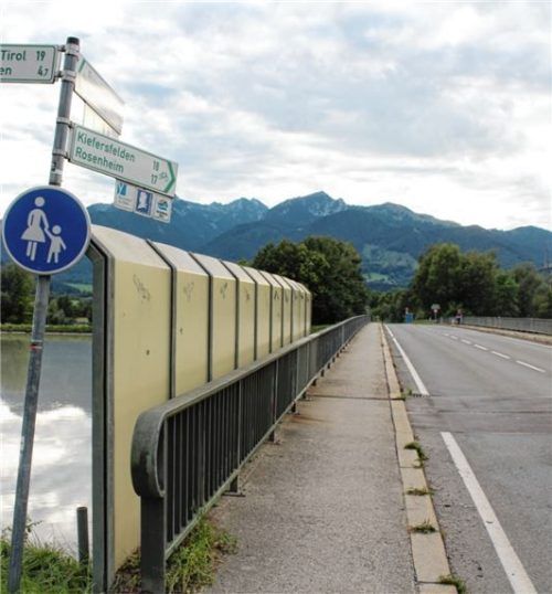 Auf 1,30 Meter wird das Geländer erhöht.