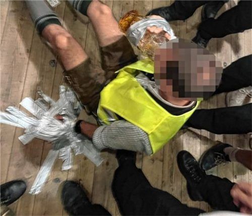 Auf dem Rosenheimer Herbstfest hat sich am Wochenende einer der Besucher auf den Boden geklebt. Foto privat