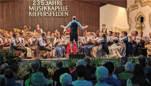 Auf der Bühne im Kieferer Kurpark begeisterte das 65-köpfige Euregio-Blasorchester Inntal mit Dirigent Christoph Danner die Zuschauer.Foto Hoffmann