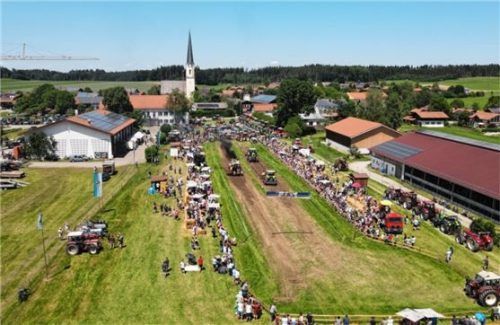Auf der gut vorbereiteten Strecke können alle TraktorBegeisterten ihre Fahrkünste beweisen.Foto Künzner-Hingerl