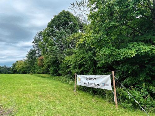 Auf der Wiese oberhalb des „Mini-RO“-Geländes bei Kohlstatt in der Gemeinde Riedering soll angeblich ein Mobilfunkmast errichtet werden. Foto Kirchner