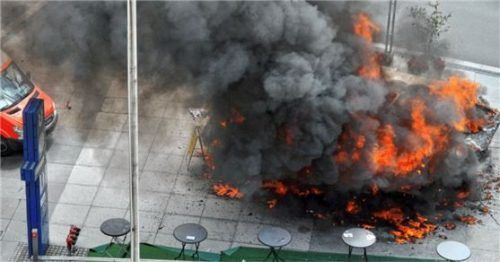 Aufgrund der starken Hitze- und Rauchentwicklung mussten Löschversuche mit Handlöschgeräten abgebrochen werden. Foto /Symbolbild dpa