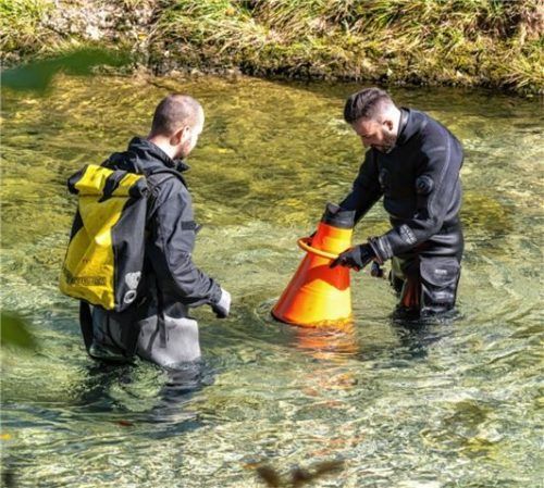 Aufwendige Suche: Bis zu 60 Beamte ermittelten im Fall Hanna und suchten auch nach Spuren in der Prien.Foto DPA
